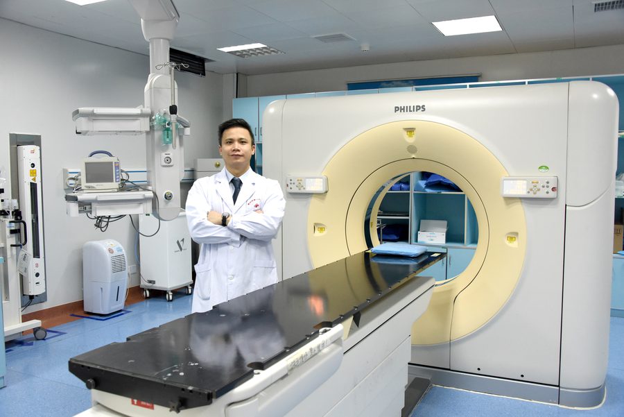 朱柏霖医生与CT介入手术室